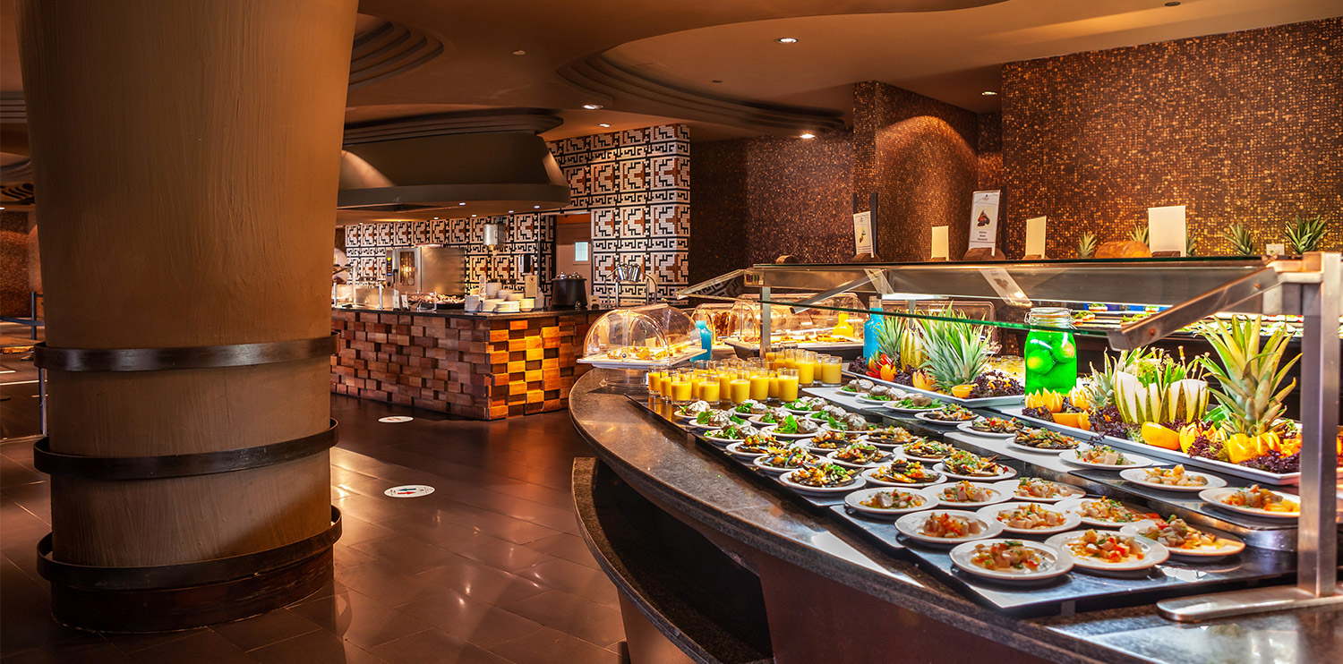  Comida en buffet con decoración africana del hotel Lopesan Baobab Resort en Meloneras, Gran Canaria 